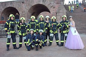 Feuerwehrleute st&uuml;rmen Kyffh&auml;userdenkmal