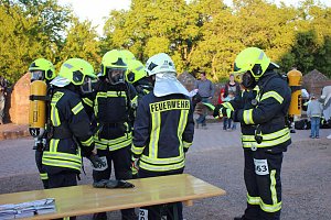 Feuerwehrleute st&uuml;rmen Kyffh&auml;userdenkmal