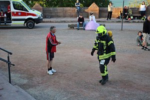 Feuerwehrleute st&uuml;rmen Kyffh&auml;userdenkmal