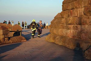 Feuerwehrleute st&uuml;rmen Kyffh&auml;userdenkmal