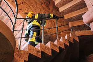 Feuerwehrleute st&uuml;rmen Kyffh&auml;userdenkmal