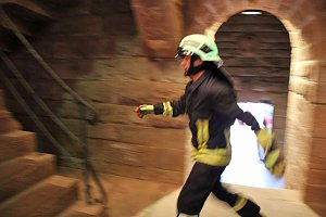Feuerwehrleute st&uuml;rmen Kyffh&auml;userdenkmal