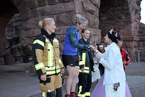 Feuerwehrleute st&uuml;rmen Kyffh&auml;userdenkmal