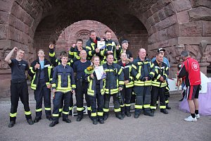 Feuerwehrleute st&uuml;rmen Kyffh&auml;userdenkmal