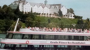 Wer eine Schifffahrt &uuml;ber den gro&szlig;en Pl&ouml;ner See unternimmt, erblickt ein geschichtstr&auml;chtiges Schloss. Heute, im Besitz des Fielmann-Unternehmens, werden hier  Optiker aus- und weitergebildet.