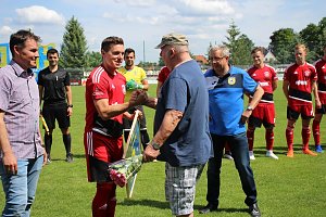 Spieler und Schiedsrichter verabschiedet