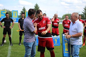 Spieler und Schiedsrichter verabschiedet