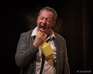 Ein Mann allein am Klavier