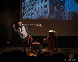Ein Mann allein am Klavier