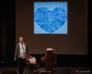 Ein Mann allein am Klavier