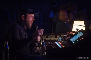 Ein Mann allein am Klavier