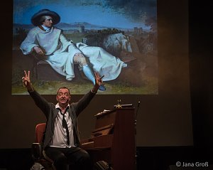 Ein Mann allein am Klavier