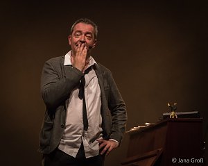Ein Mann allein am Klavier