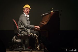 Ein Mann allein am Klavier