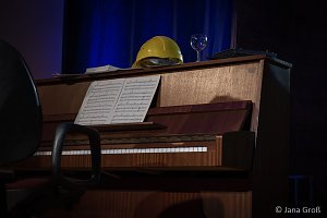 Ein Mann allein am Klavier