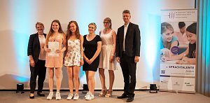 Die Personen auf dem offiziellen Foto zur Preisverleihung von links nach rechts: Vorsitzende der Bundesjury Annelise Bernuth, Hannah Wattenbach, Luca Ermisch, Leonie Arndt, Bianca Ortmann und Kultusminister Prof. Dr. Michael Piazolo