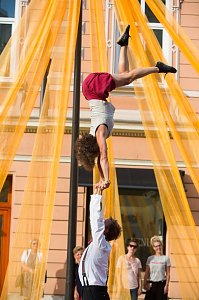 Zum Zirkus-Picknick am Zelt gibt es natürlich auch künstlerische Unterstützung