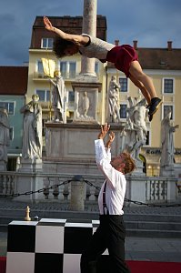 Zum Zirkus-Picknick am Zelt gibt es natürlich auch künstlerische Unterstützung