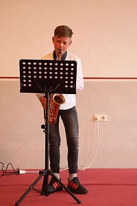Constantin Stenger am Saxophon wurde von seinem Bruder Frederick am Klavier begleitet