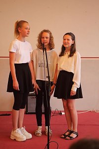 Maja Uebner, Louisa C. Keitz und Raja Uebner präsentierten ihren Cupsong