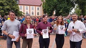 Lara Ermisch aus der Klasse 10 und Paul H. Göring, Klasse 9, freuen sich über den Johann
