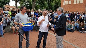 Schulleiter Wilhelm König übergibt das Mikrofon an Lutz Kaufmann, dem Vorsitzenden des Fördervereins