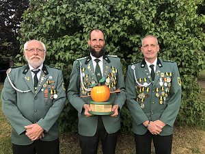 Spannende Wettkämpfe mit Gewehr und Bogen