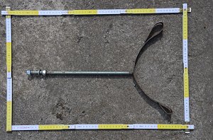 Detailaufnahme einer der Vorrichtungen aus einer Gewindestange und Flachstahl