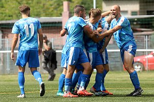 Kantersieg gegen Krieschow: Wacker feiert das 4:0 und den Torschützen Felix Schwerdt (48.)