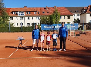 Nach exakt zweiundvierzig Tennis-Matches im Einzel und Doppel in verschiedenen Alterklassen haben wir am vorgestrigen Tag die 25. Kreisjugendspiele im Tennis absolviert und die jeweiligen Kreismeister ermittelt. Dazu erreichte kn diese Meldung...