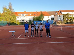 Nach exakt zweiundvierzig Tennis-Matches im Einzel und Doppel in verschiedenen Alterklassen haben wir am vorgestrigen Tag die 25. Kreisjugendspiele im Tennis absolviert und die jeweiligen Kreismeister ermittelt. Dazu erreichte kn diese Meldung...