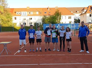 Nach exakt zweiundvierzig Tennis-Matches im Einzel und Doppel in verschiedenen Alterklassen haben wir am vorgestrigen Tag die 25. Kreisjugendspiele im Tennis absolviert und die jeweiligen Kreismeister ermittelt. Dazu erreichte kn diese Meldung...