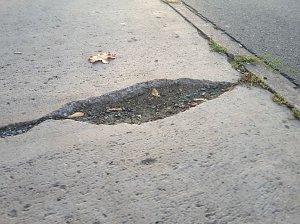 Gehwege und Stra&szlig;en in der Kritik