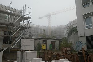 Baustelle Humboldt-Gymnasium: Es ergeben sich andere Perspektiven. Im Hintergrund das neue Wohngeb&auml;ude