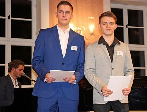 Absolventen f&uuml;r ausgezeichnete   Ausbildungsergebnisse geehrt