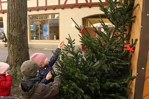 Auf dem Blasiikirchplatz wurden heute die letzten Vorbereitungen f&uuml;r den Handwerkermarkt abgeschlossen