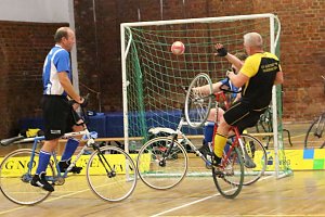Auch der zweite Heimspieltag in der Radball-Oberliga der M&auml;nner in Nordhausen war f&uuml;r die gastgebende S&uuml;dharzgruppe mit Altstadt Nordhausen und den beiden Ilfelder Mannschaften nicht der erhoffte Befreiungsschlag.