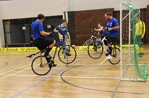Auch der zweite Heimspieltag in der Radball-Oberliga der M&auml;nner in Nordhausen war f&uuml;r die gastgebende S&uuml;dharzgruppe mit Altstadt Nordhausen und den beiden Ilfelder Mannschaften nicht der erhoffte Befreiungsschlag.