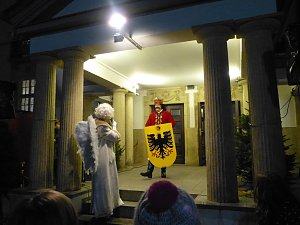 Roland, Weihnachtsmann und Oberb&uuml;rgermeister am Theater-Adventskalender