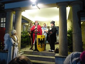 Roland, Weihnachtsmann und Oberb&uuml;rgermeister am Theater-Adventskalender