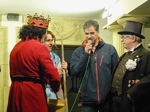 Roland, Weihnachtsmann und Oberb&uuml;rgermeister am Theater-Adventskalender