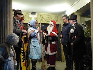 Roland, Weihnachtsmann und Oberb&uuml;rgermeister am Theater-Adventskalender