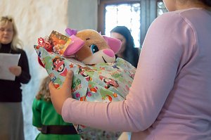 Unternehmer beschenken Familien