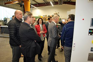 Minister Tiefensee &uuml;bergibt Zuwendungsbescheid Breitband