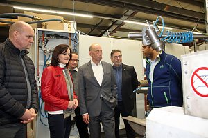Minister Tiefensee &uuml;bergibt Zuwendungsbescheid Breitband