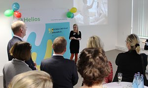 Laura Schmidt (Mitte), Leiterin des Helios Bildungszentrums, begr&uuml;&szlig;te die G&auml;ste zur Einweihung.