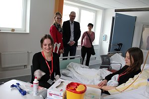 Sch&uuml;lerinnen des Helios Bildungszentrums zeigen, wie sie lernen, Blut abzunehmen.
