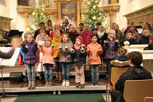 Kinder bringen Licht ins Dunkel