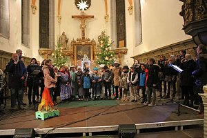 Kinder bringen Licht ins Dunkel