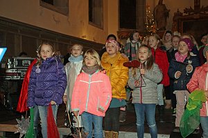 Kinder bringen Licht ins Dunkel